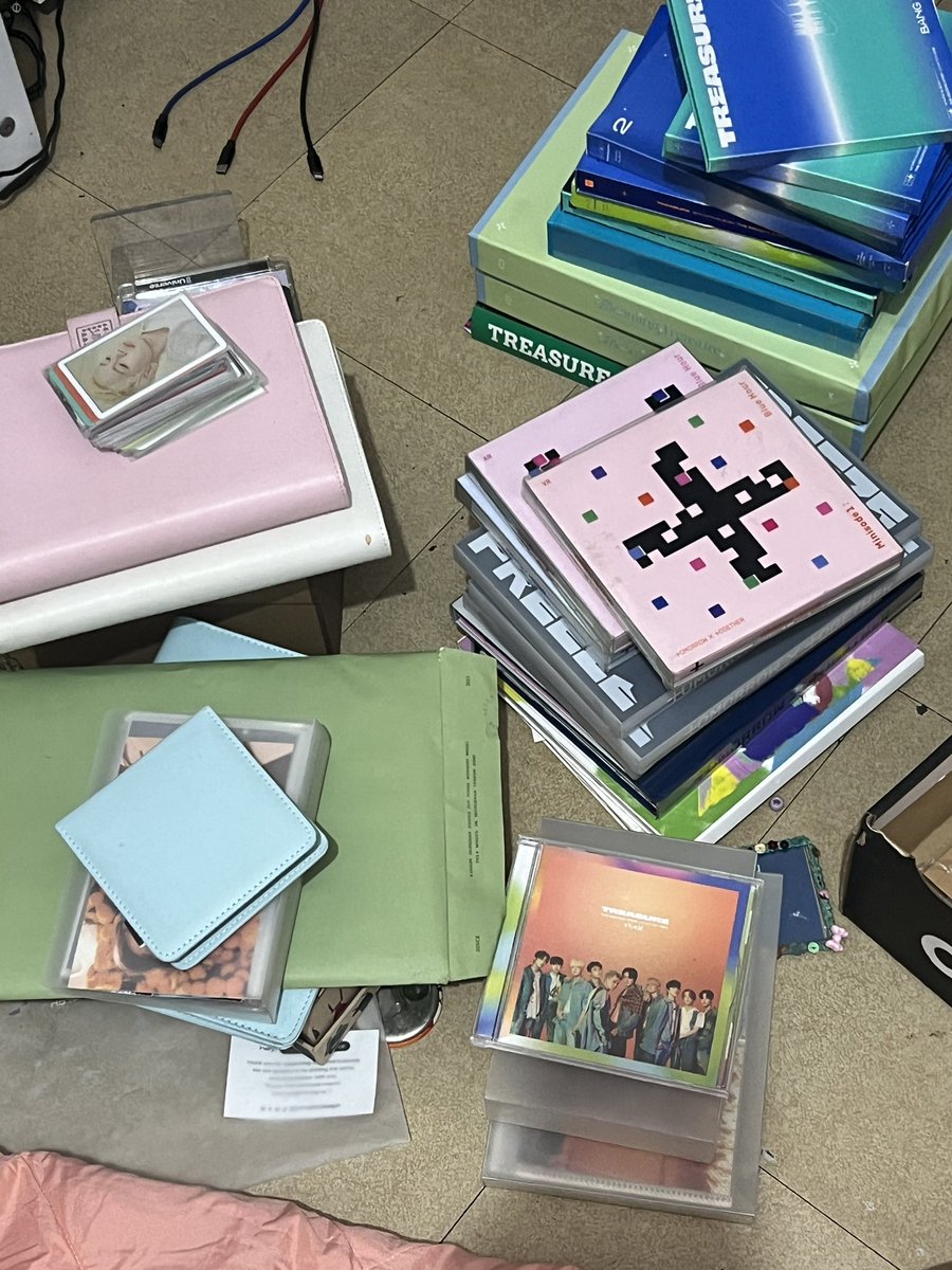 deoJMNZ's tweet photo. ‼️ for donation ‼️

Cleaning my room to prepare for renovations. Found at least 50 pcs albums and 80 pcs photocards Treasure, TXT &amp; Seventeen. Anyone know who might want them?

I can only send these to someone who can get them tonight until tomorrow. https://t.co/Tdx3zCjLzm