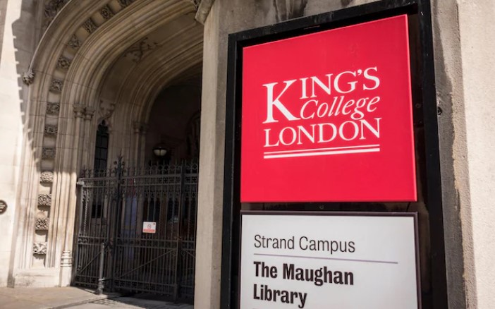 🚨 King's College London (@KingsCollegeLon) may have broken equality law by BARRING staff from promotion unless they support its Stonewall-influenced, pro-trans EDI 'ambitions', according to a bombshell legal opinion commissioned by campaign group @SexMattersOrg. The barrister