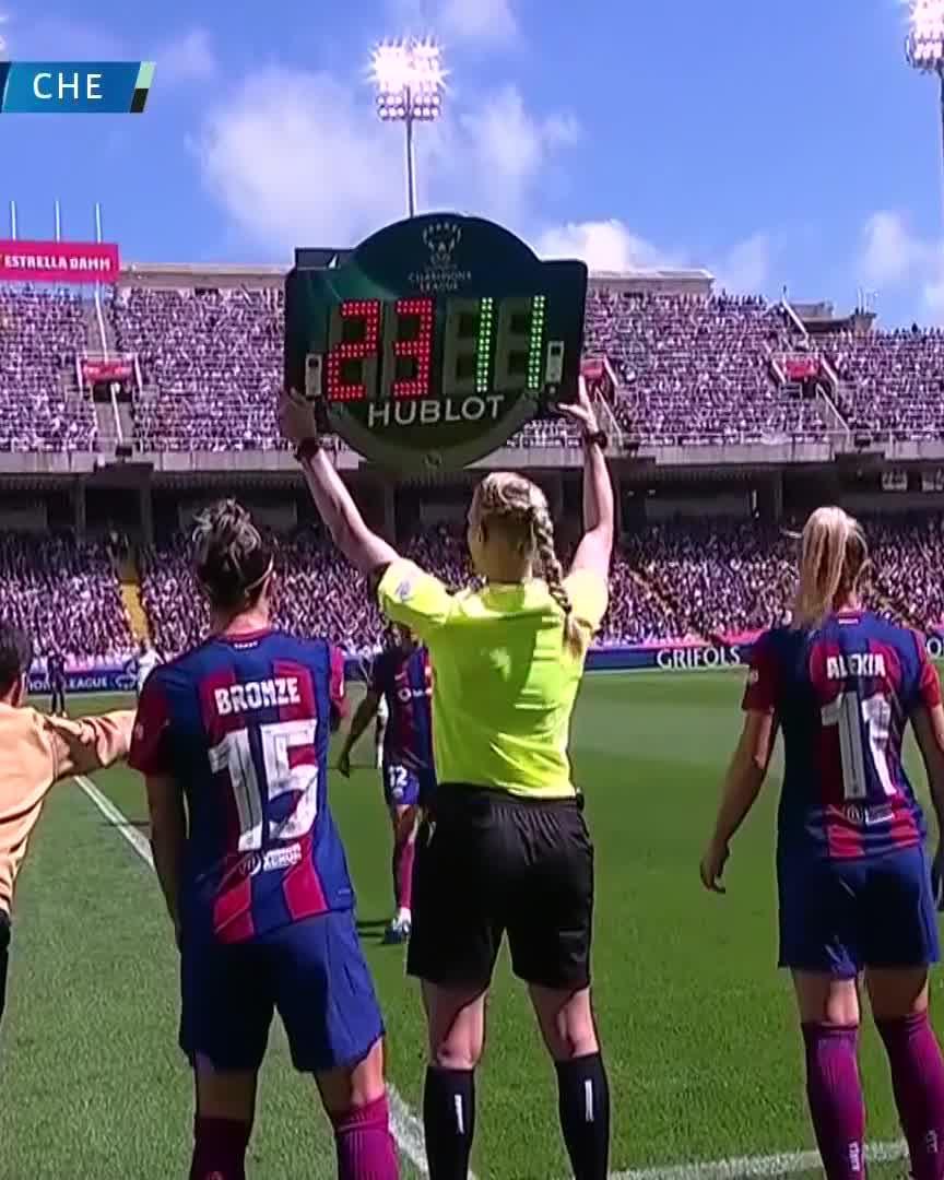 🚨 ALEXIA TAKES THE CAPTAIN ARMBAND AS SHE ENTERS THE PITCH 🚨Can la Reina inspire a Barcelona comeback?Watch live for free on DAZN ▶️  #UWCLonDAZN #NewDealForWomensFootball