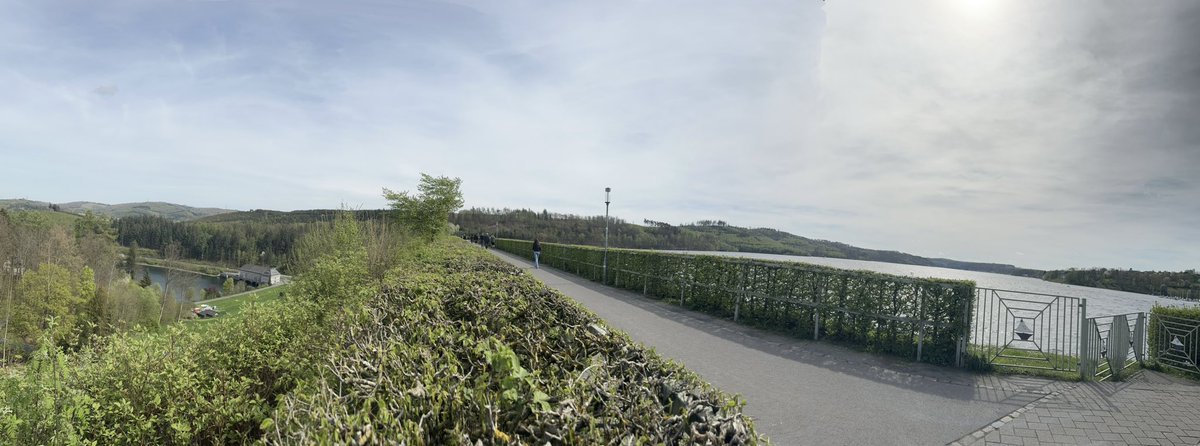 Auf der anderen ist ein Wasserkraftwerk, ein Teich und natürlich Wald zu sehen.