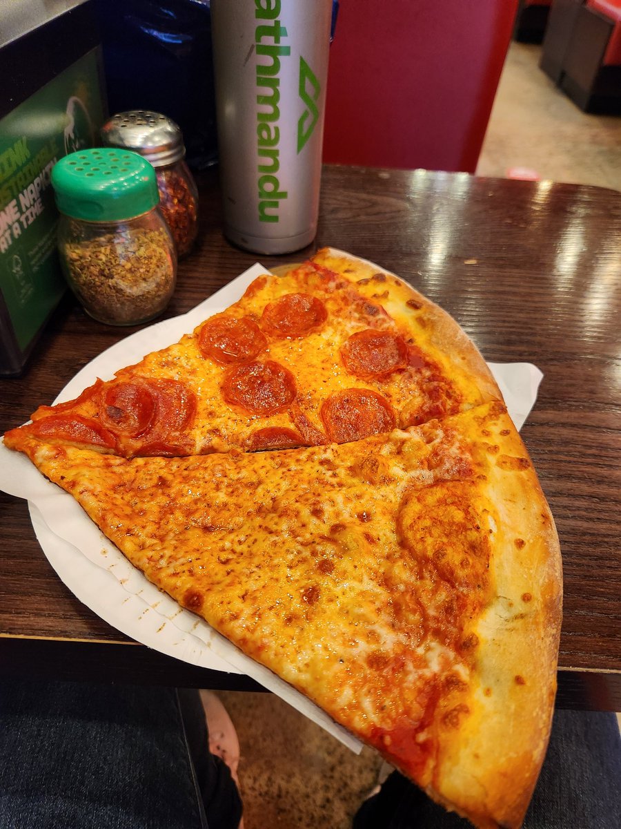 Lyndzzz's tweet photo. 🤤🤤🤤 Closest thing I've got to a NY slice!! Thanks Sal's!!!! 🍕🍕🍕 #melby https://t.co/YOW5hQBZR7