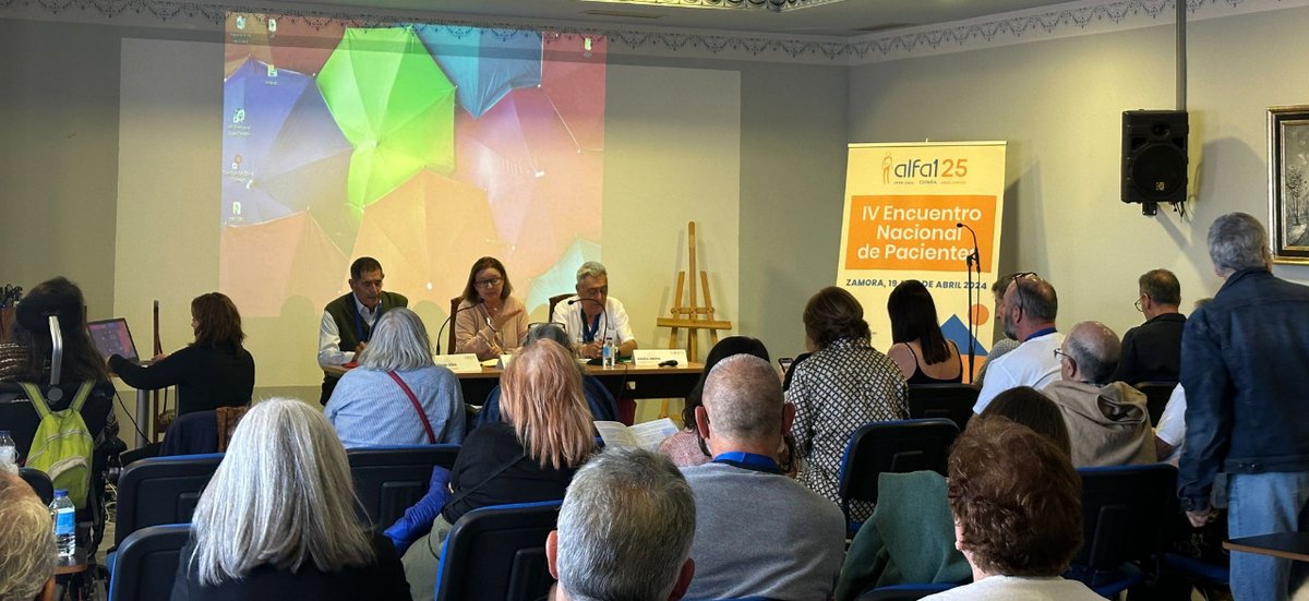 💙 Cerramos la mañana en el 𝐈𝐕 𝐄𝐧𝐜𝐮𝐞𝐧𝐭𝐫𝐨 𝐝𝐞 𝐏𝐚𝐜𝐢𝐞𝐧𝐭𝐞𝐬 con la clausura, a cargo de los directivos de Alfa-1 España Elena Goyanes (vicepresidenta), Abilio Mota (vicepresidente) y Diego Alba.
Gracias a #Grifols <a href="/CSL/">CSL</a> #Vitalaire por su apoyo.