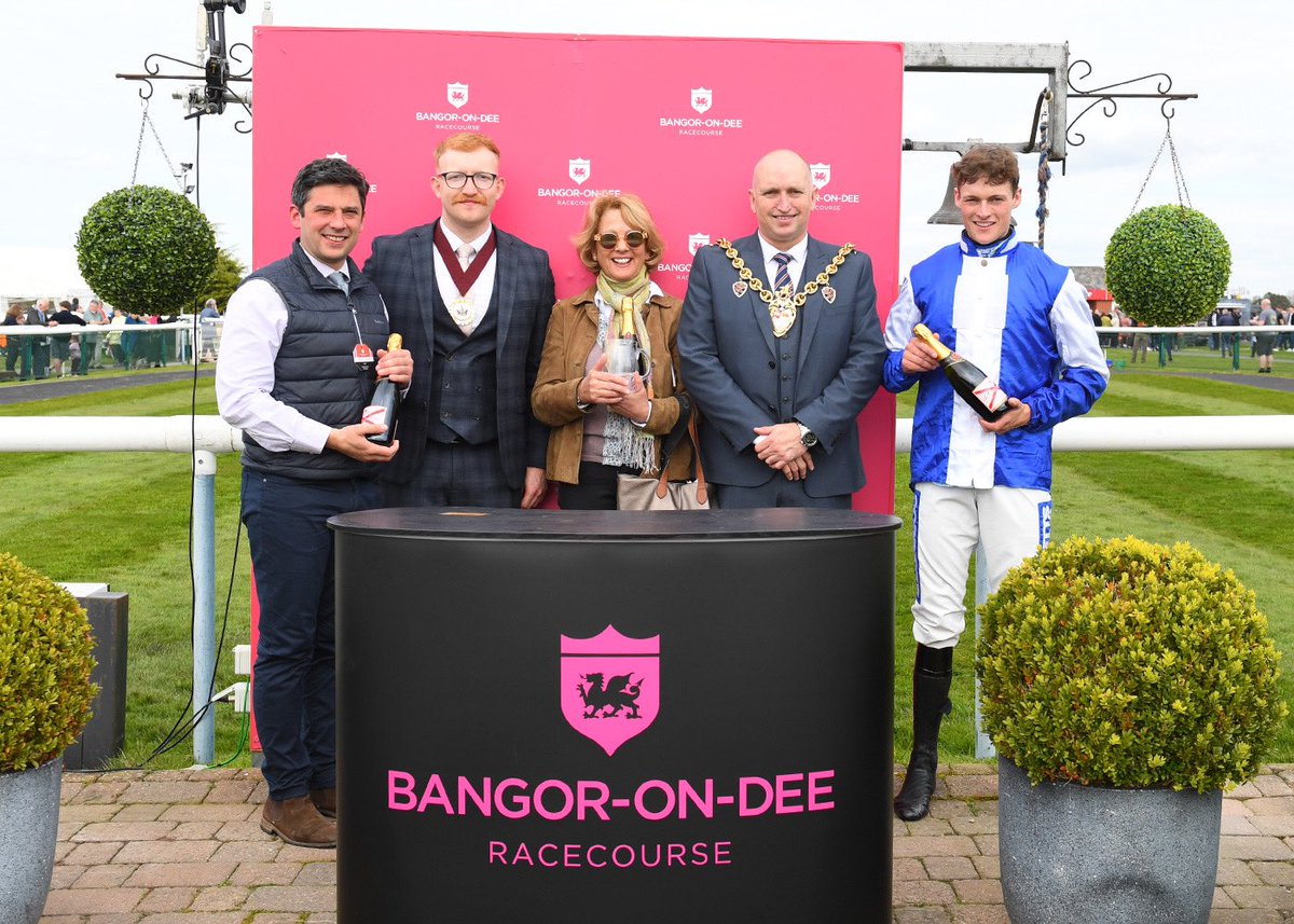 RACE 2 RESULT: THE MAYOR OF WREXHAM NOVICES' HANDICAP STEEPLE CHASE 🥇Dusautior 🥈Caeruleum 🥉Le Grand Vert Jockey: @TobyWynne6 Trainer: @G_G_Racing Owners: Botticelli Racing 📸 @OffPhoto