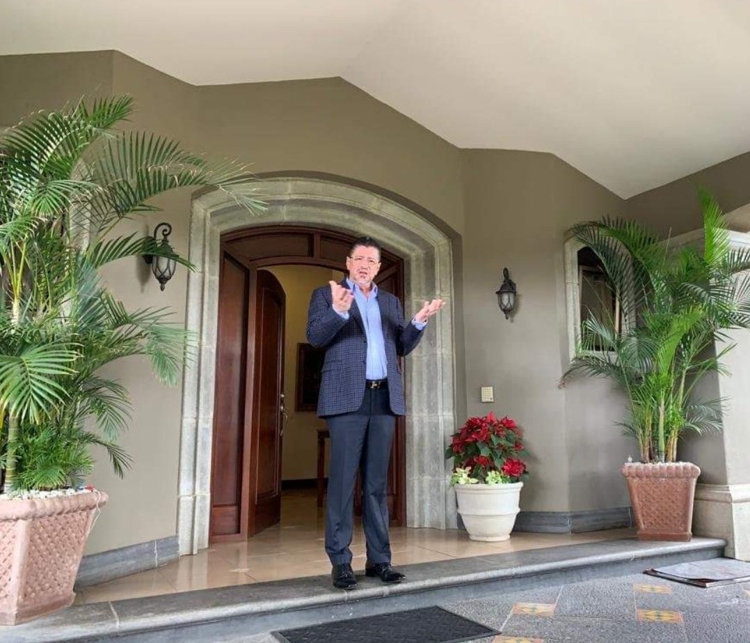 montenjo's tweet photo. ¿Como es que todavia hay gente que cree que @RodrigoChavesR es un pdte del y para el pueblo con una casa en Monterán que le costó $1M y que pagó de la manera más sospechosa posible, con casas de verano e invierno en Europa y una colección de ⌚ rolex ($10000 c/u)? https://t.co/amXwE182Ab