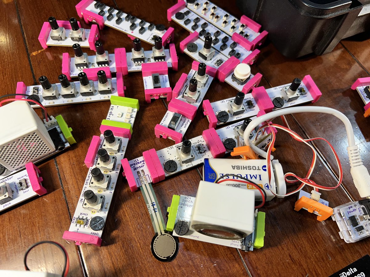 PikopikoF's tweet photo. 次回パッチングモヲルに向けて、#littlebits #synth を引っ張り出したり、買い足したりいじったりしてますが、ちゃんとした音を出すにはそれなりに頑張らなければならないのですかそうですか(´Д` ) 目指せlittlebitsでええ音！！ https://t.co/sWs865gEKr