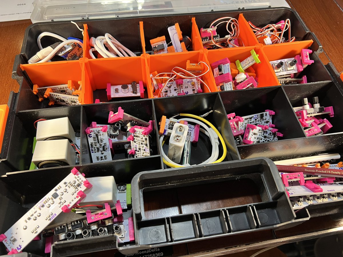 PikopikoF's tweet photo. 次回パッチングモヲルに向けて、#littlebits #synth を引っ張り出したり、買い足したりいじったりしてますが、ちゃんとした音を出すにはそれなりに頑張らなければならないのですかそうですか(´Д` ) 目指せlittlebitsでええ音！！ https://t.co/sWs865gEKr