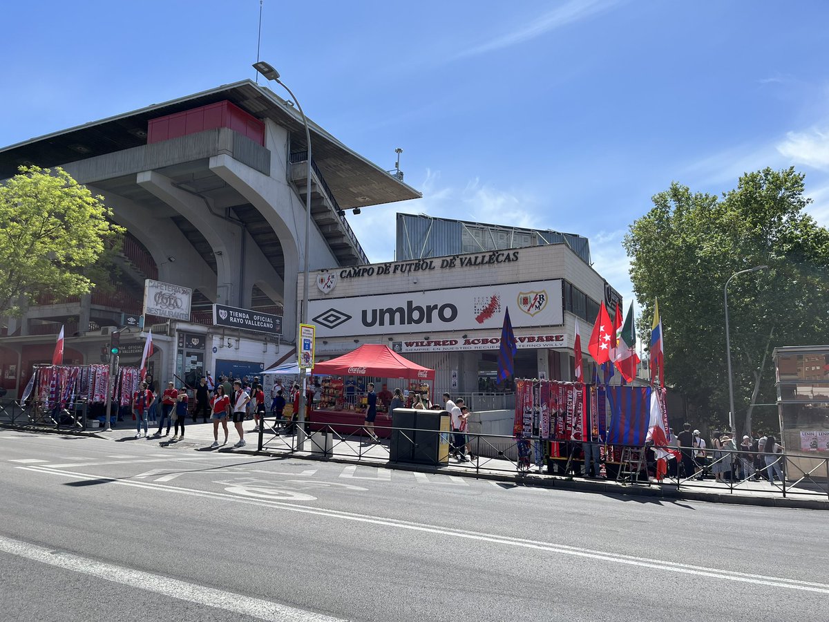 ☀️¡Hoy juega el Rayo!

🏟️Tranquilidad en los aledaños del Estadio de Vallecas cuando falta algo más de una hora para que arranque el partido

#VamosRayo #RayoOsasuna