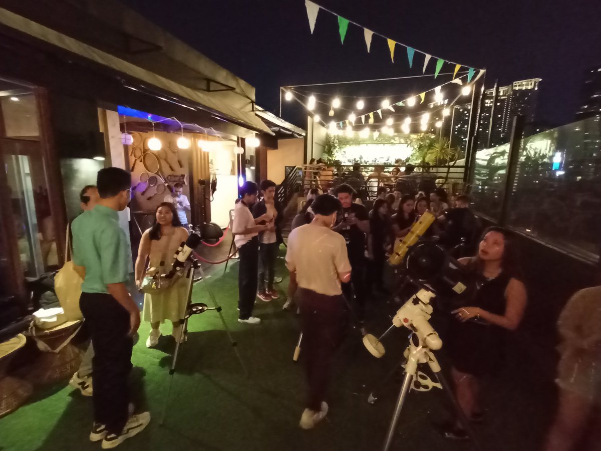 MlaStreetAstro's tweet photo. #ATM Sharing telescope time with Meteorite exhibit at #Unwnd, Makati. Tonight featuring the waxing gibbous #Moon. 🌔 https://t.co/nh40AxBdfv