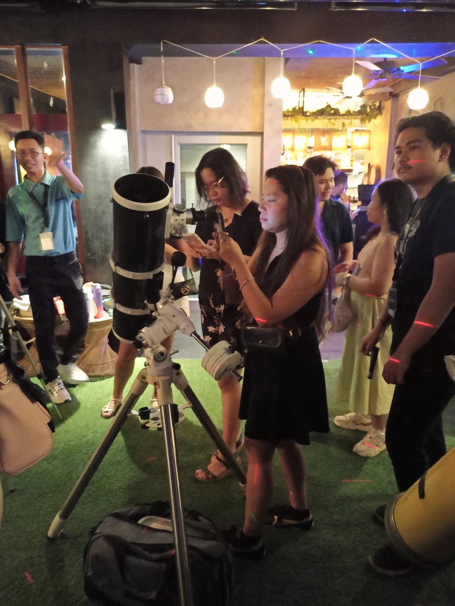 MlaStreetAstro's tweet photo. #ATM Sharing telescope time with Meteorite exhibit at #Unwnd, Makati. Tonight featuring the waxing gibbous #Moon. 🌔 https://t.co/nh40AxBdfv