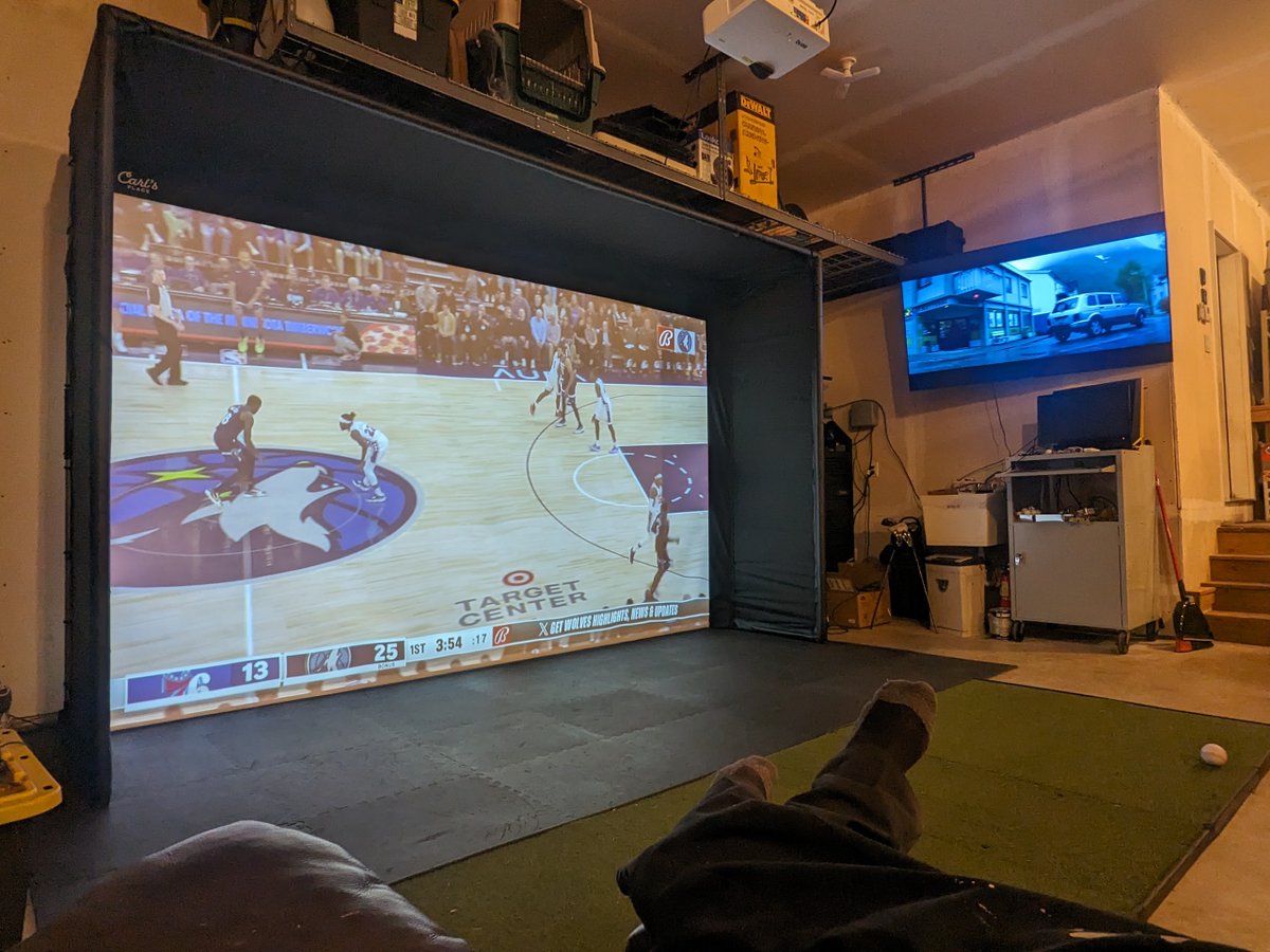 Thanks to Carl's Place customer Mike for sharing his perfect garage golf and sports-watching setup with us! #SimSetupSaturday

Share media of your Carl's Place golf simulator here: hubs.ly/Q02r-L_l0
#Golf #golfsimulator #indoorgolf #mycarlsplace