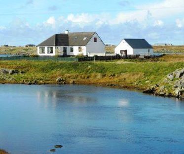 Carraview House is your haven in the quaint village of Strome on South Uist, amidst the Hebridean Islands!

🐶 Welcomes dogs and small pets 🐾
weacceptpets.co.uk/Western_Isles/… 

#CarraviewHouse #SouthUist #IslandGetaway #Explore #Nature #AlFresco #DogFriendly #PetFriendly #ChildFriendly