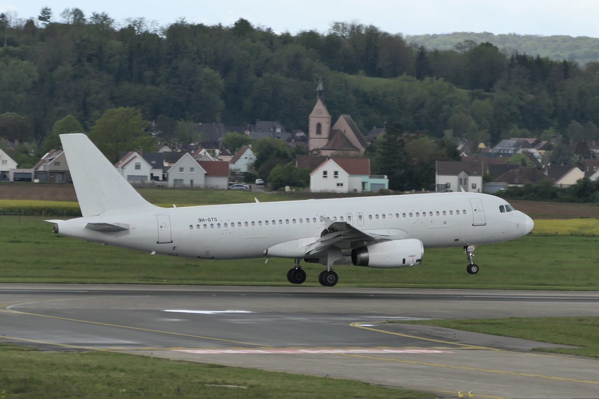 All white #vueling #A320 9H-GTS #EAP #euroairport @euroairportcom @vueling #basel #avgeeks #avgeek #planespotting #aviation #aviationdaily #aviationphotography 20.04.2024