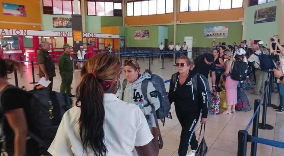 #EducaciónYateras 
#CubaMined 
#Cuba 
#YoSigoAMíPresidente 
El primer grupo de cubanos regresados desde Haití tras quedar varados en ese país debido a la situación local, llegó este viernes al aeropuerto internacional "Ignacio Agramonte" de la provincia de Camagüey.