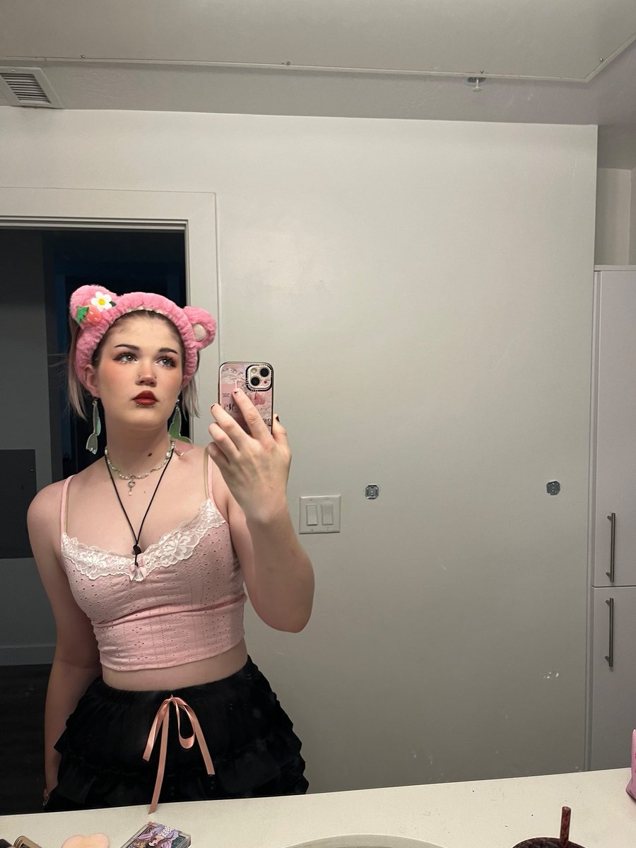 faegardenlights's tweet photo. Say “hi” if you want 🍒 pics in your dms :3 https://t.co/Vo24L8Hu8x