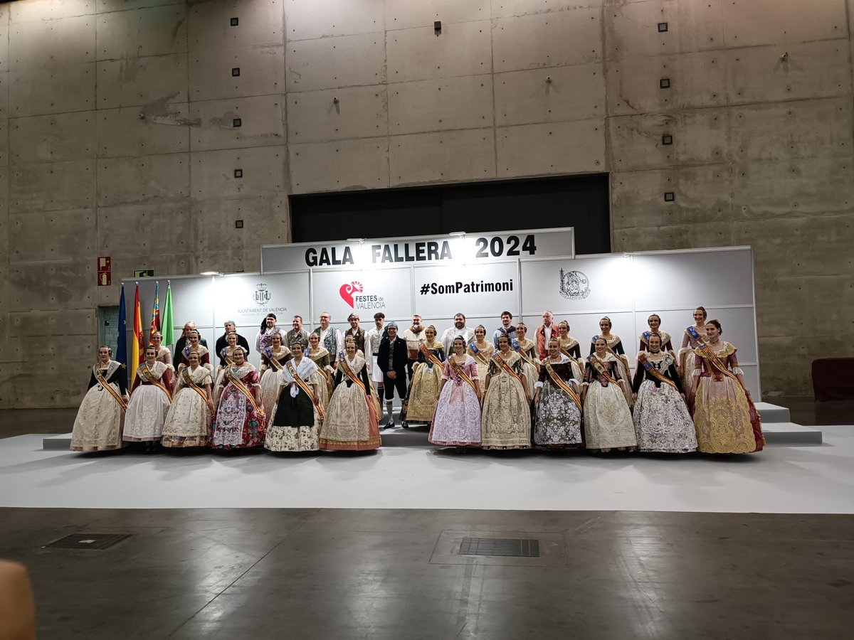 Falla374's tweet image. Gala fallera en Feria Valencia 🍽️ para terminar con los actos de este 2024 que tuvieron que suspenderse, y reunir a cientos de falleros en una gran cena y fiesta donde nuestra comisión no quiso faltar ❤️