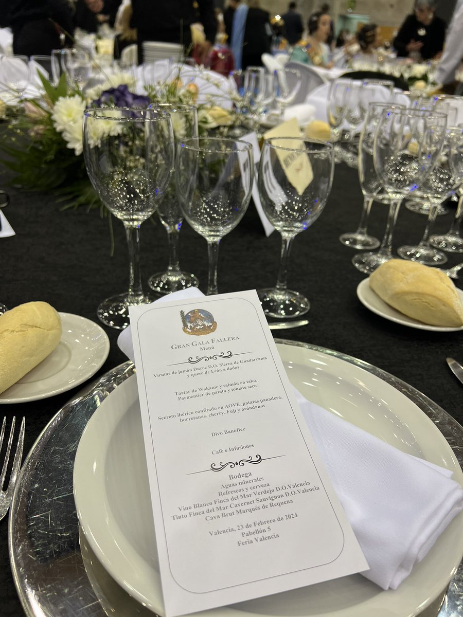 Falla374's tweet image. Gala fallera en Feria Valencia 🍽️ para terminar con los actos de este 2024 que tuvieron que suspenderse, y reunir a cientos de falleros en una gran cena y fiesta donde nuestra comisión no quiso faltar ❤️