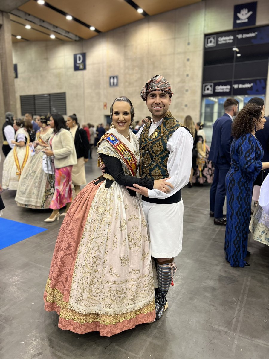 Falla374's tweet image. Gala fallera en Feria Valencia 🍽️ para terminar con los actos de este 2024 que tuvieron que suspenderse, y reunir a cientos de falleros en una gran cena y fiesta donde nuestra comisión no quiso faltar ❤️