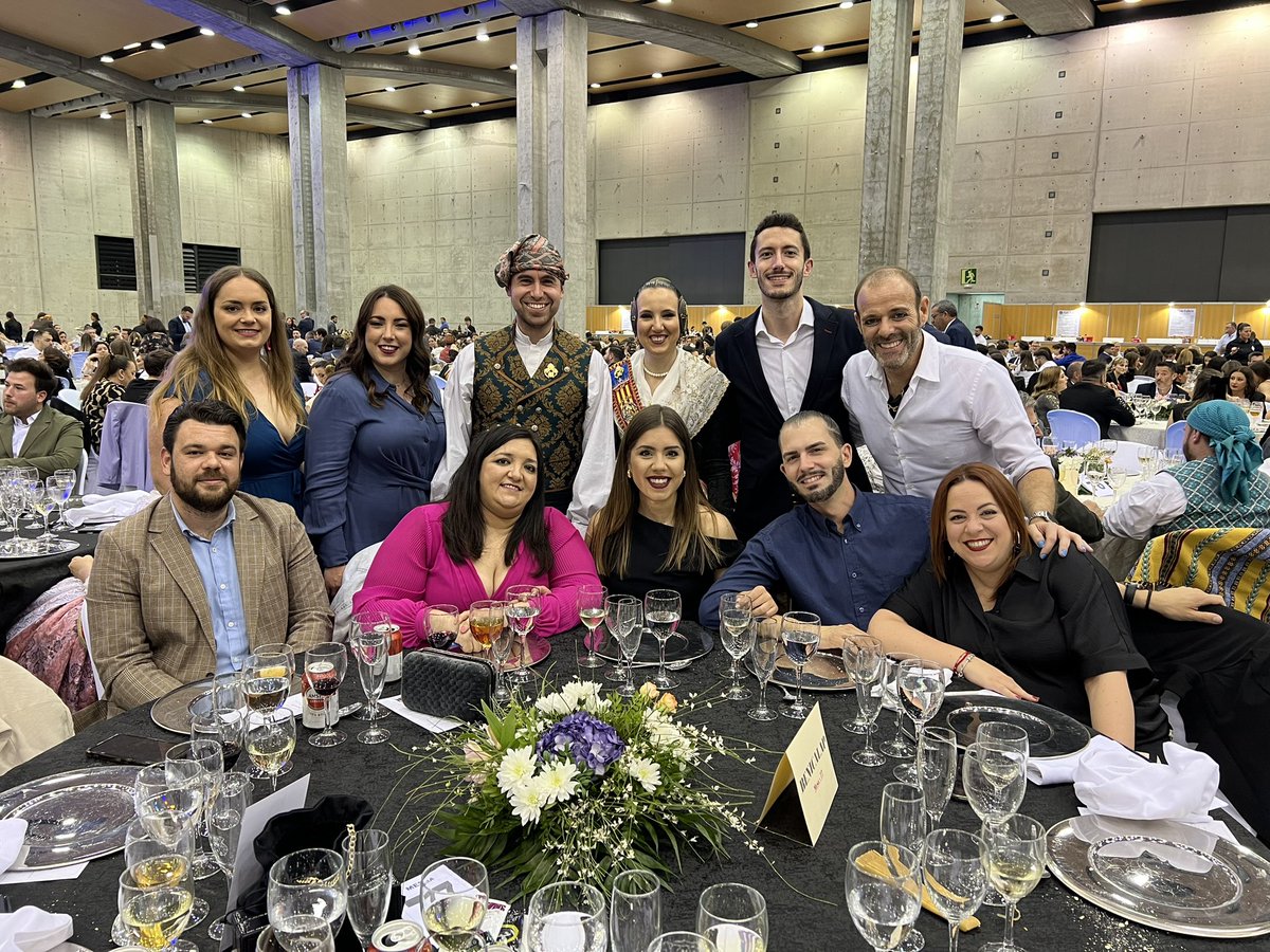 Falla374's tweet image. Gala fallera en Feria Valencia 🍽️ para terminar con los actos de este 2024 que tuvieron que suspenderse, y reunir a cientos de falleros en una gran cena y fiesta donde nuestra comisión no quiso faltar ❤️