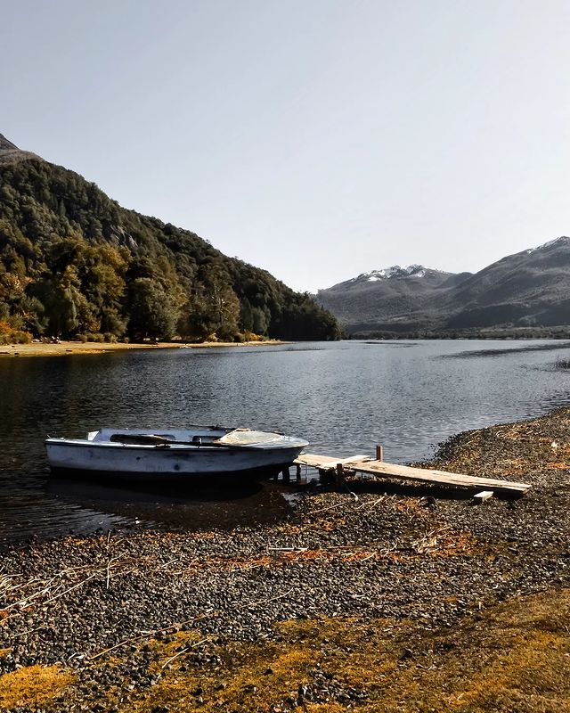 soymariche's tweet photo. Bienvenido finde! #LagoHuechulafquen, Parque Nacional Lanín, rincones neuquinos para no perderse en ninguna estación del año. #marioalvarez chapeau! #BuenSabado twitter! Patagonia en colores que invita🍂🛶🧉😉 https://t.co/wyoYOGEDSH
