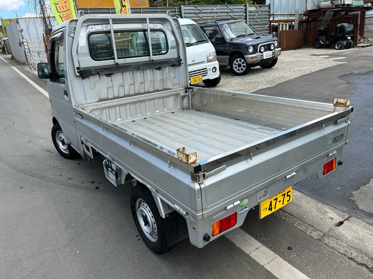 Xamnote01's tweet photo. スズキ　キャリイトラック
平成17年
DA63T
車検 R07/02
走行　76250km
ミッション　5MT
エアコン
パワーステアリング
年式相当に多少の傷はありますが、それ以外は内装、外装ともきれいで、エンジンも良好です！
325,000円
#車売ります #売ります https://t.co/phxt8WkQ61