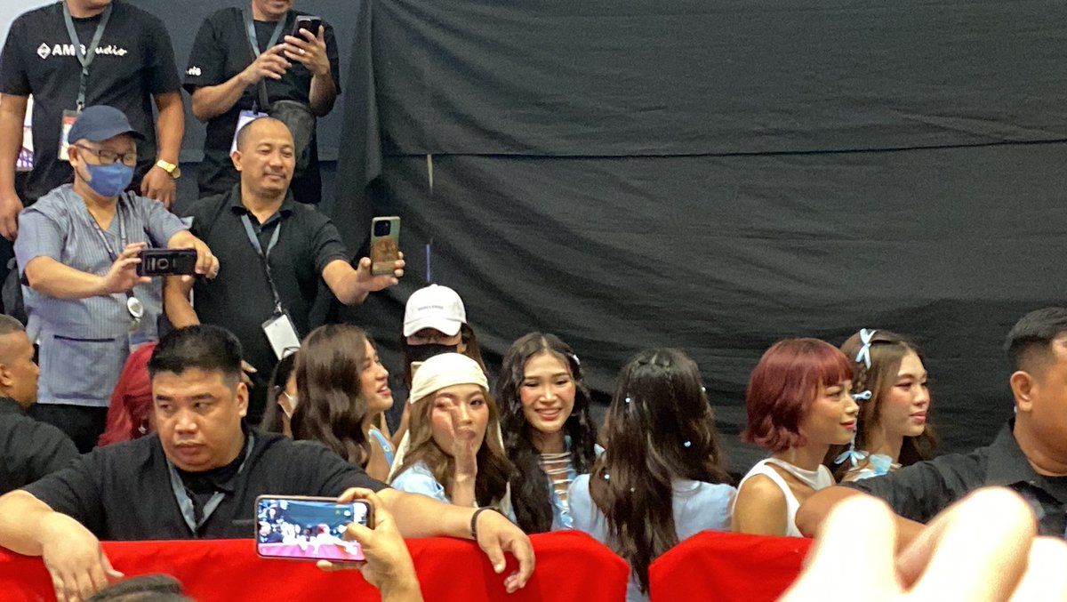 MejoradaPau's tweet photo. Team Backstage! 🤘🏻 Atlist nasilayan ang magagandang Bini! 🥰 #BINIatRobinsonAntipolo https://t.co/9OKnbCNTLc