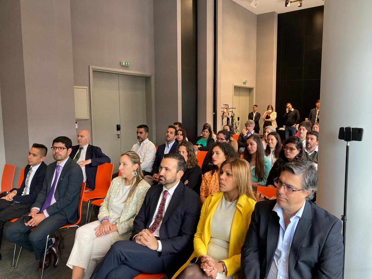 🌈 Compartimos algunas imágenes del lanzamiento de la 2da. edición de <a href="/expo_diversa/">Expo Diversa</a> realizado en <a href="/AloftMontevideo/">Aloft Montevideo</a> con la presencia del Ministro <a href="/midesuy/">Ministerio de Desarrollo Social</a> <a href="/asciarram/">Alejandro Sciarra</a> entre otras autoridades.
ℹ️La única #FeriaDeEmpleo #LGBTIQ es organizada por nuestra Sociedad con el apoyo de MIDES.