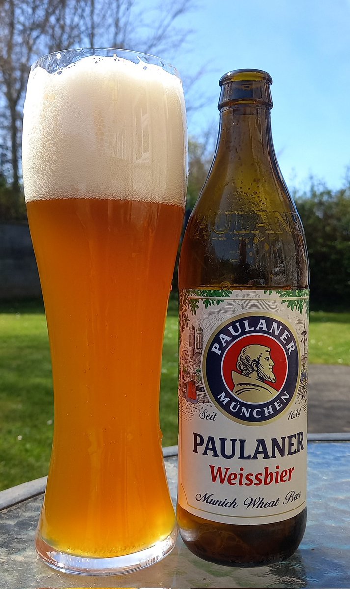 The ☀ is finally out a few #Paulander 5.5% #German #WheatBeer to enjoy this afternoon, bannana and ripe pineapple one of my favourites cheers #craftbeer drinkers #supportcraftbeer #munich 🍻👌