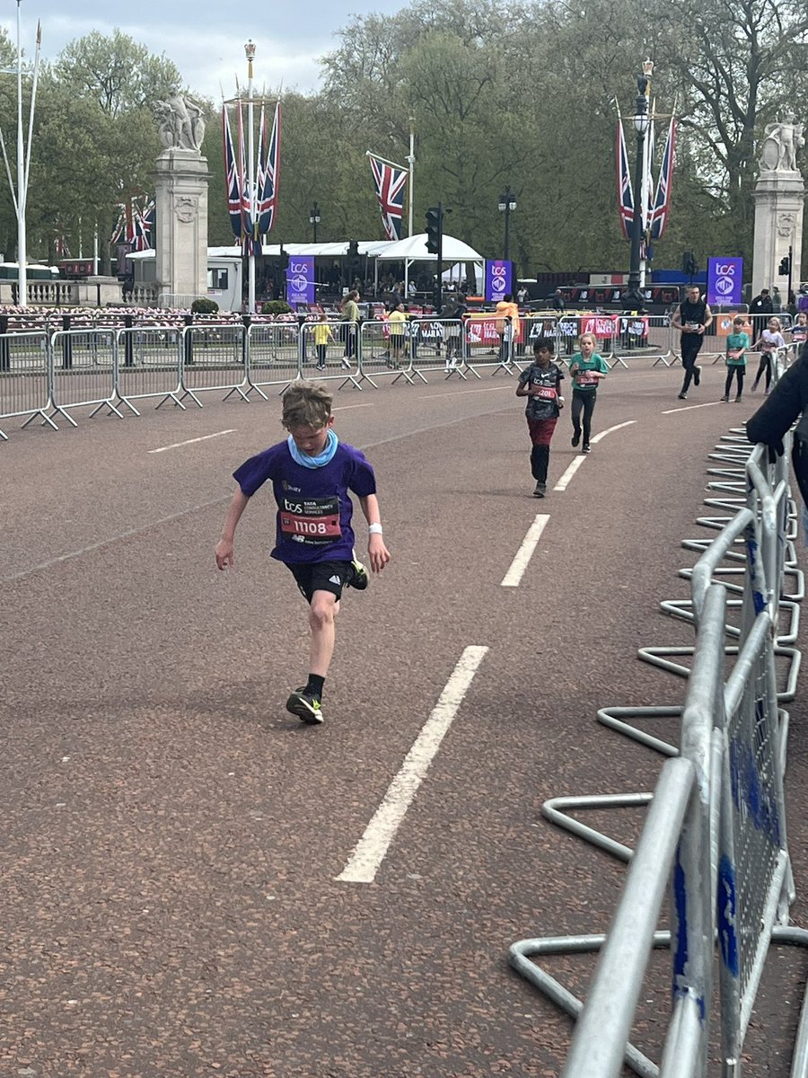 news4trinity's tweet photo. Well done to all the Trinity runners in the TCS Mini London Marathon @LondonMarathon in heat 25!!! So proud of these Trinidadians and parents! Well done!!! #LearningLovingLiving https://t.co/p1SjMyhjFY