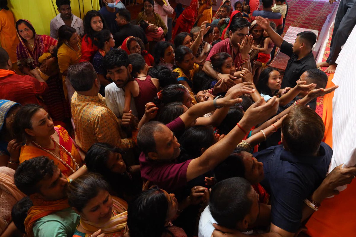 आशीर्वाद और भभूति वितरण
#bageshwardham
#bageshwardhamsarkar
#nepalkatha