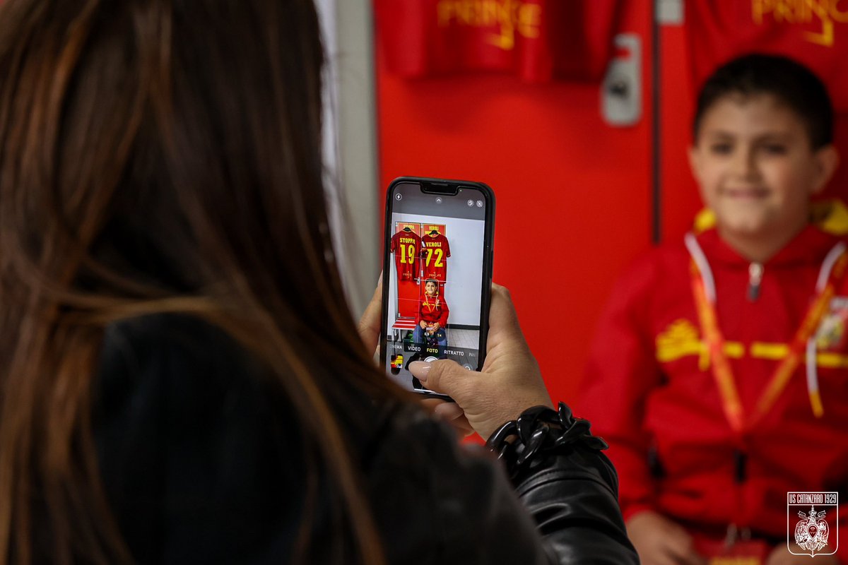 USCatanzaro1929's tweet photo. 🤝 | PARTNER
Sorrisi da #MatchExperience allo Stadio Nicola Ceravolo 😍
I nostri sponsor hanno avuto la possibilità effettuare il tour della casa delle aquile: dagli spogliatoi, alle zone dedicate a stampa e interviste fino a bordocampo!
#AvantiAquile 🟡🔴 https://t.co/5IkvC2YZce