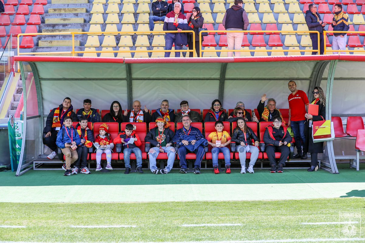 USCatanzaro1929's tweet photo. 🤝 | PARTNER
Sorrisi da #MatchExperience allo Stadio Nicola Ceravolo 😍
I nostri sponsor hanno avuto la possibilità effettuare il tour della casa delle aquile: dagli spogliatoi, alle zone dedicate a stampa e interviste fino a bordocampo!
#AvantiAquile 🟡🔴 https://t.co/5IkvC2YZce