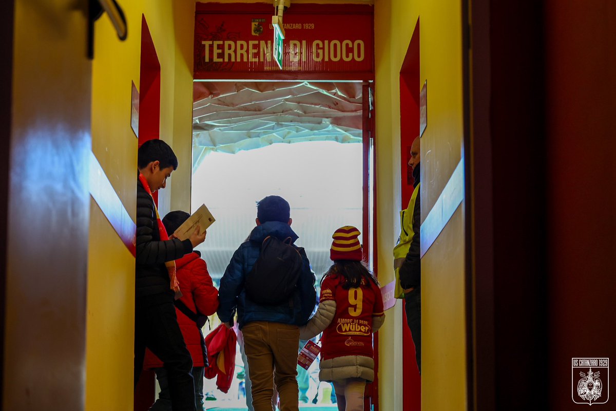 USCatanzaro1929's tweet photo. 🤝 | PARTNER
Sorrisi da #MatchExperience allo Stadio Nicola Ceravolo 😍
I nostri sponsor hanno avuto la possibilità effettuare il tour della casa delle aquile: dagli spogliatoi, alle zone dedicate a stampa e interviste fino a bordocampo!
#AvantiAquile 🟡🔴 https://t.co/5IkvC2YZce