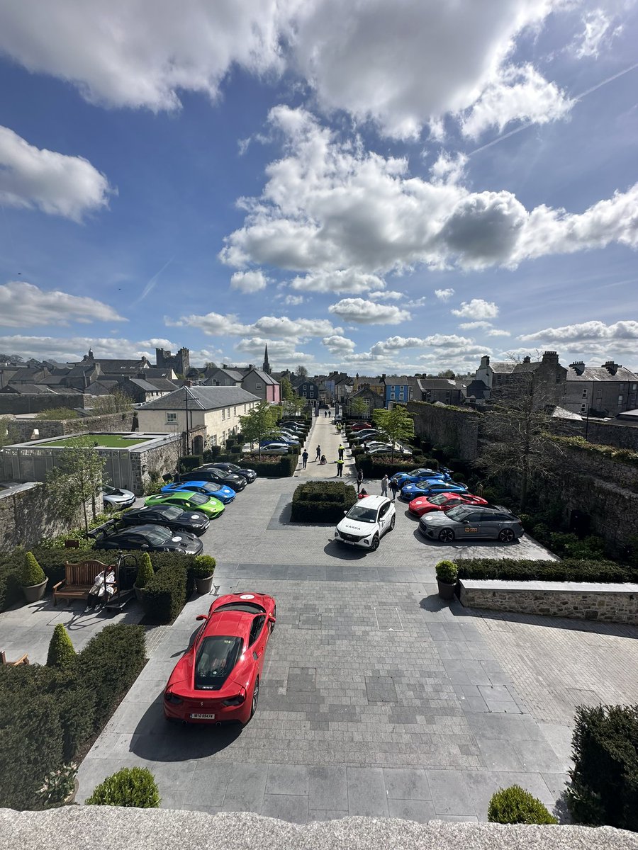 AdriaanBartels's tweet photo. Car park full. #threewordtweet #Bumblebee1000 @CashelPalace https://t.co/KVvWntTwJW