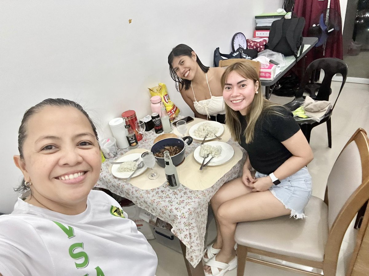 Good evening #HealthXPh spending some socialization time with my girls. HELEN here from Cebu, signing in for tonight's tweetchat on managing our doctor self.