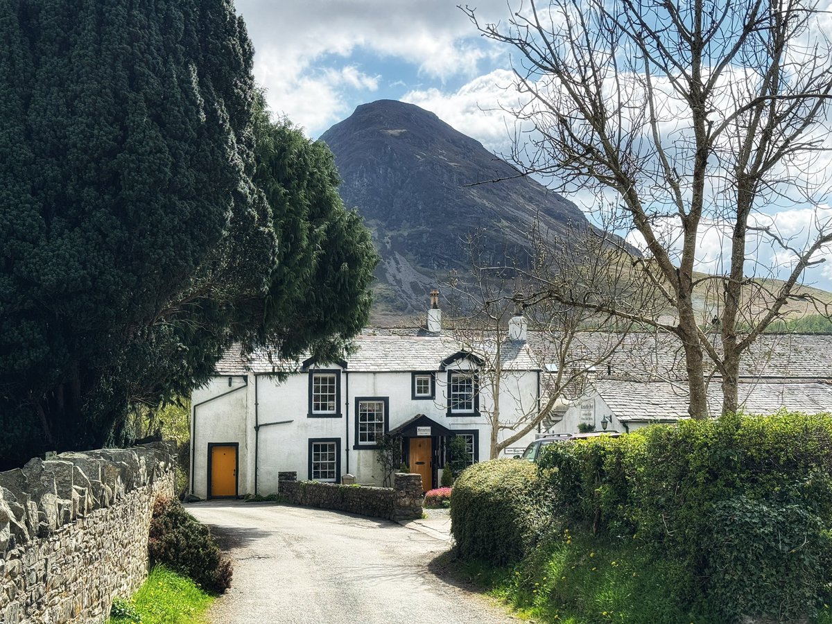 Best pub in England? I love it. The spiritual home of my fave ale @loweswatergold 😋🍺 I’m currently at the Kirkstile Inn supping and eating before moving on to Ennerdale for a blether and screening of my latest film ‘Cumbrian Red’ at The Gather #lakedistrict