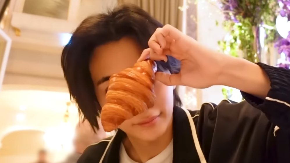 wonubliss's tweet photo. jeonghan’s croissant peekaboo 🥐🫣 https://t.co/7kmtiKSaHY