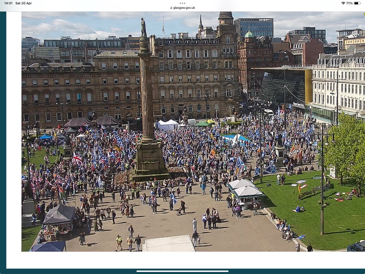Honeythedog1's tweet photo. very latest from George Sq. All marchers to have arrived by 1.45 so this is it. Anthropologists have identified a quirk in behaviour  of crowds. Apparently a sudden shout  of PeterMurrellsathief repeated over and over again , frightens away tribe members…😀#ItsallovernowSeppies https://t.co/boH53iblUP