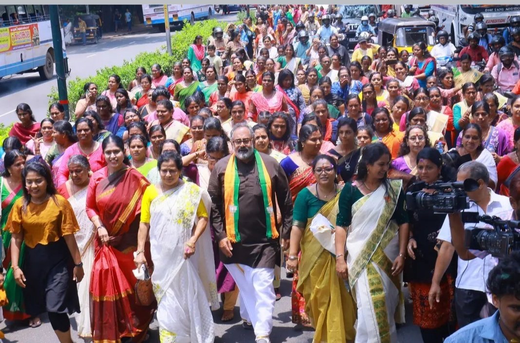 lotus_sini's tweet photo. തിരുവനന്തപുരത്തുകാരായ ഞങ്ങൾ രണ്ടും കല്പിച്ചു തന്നെ...😌🔥🔥❤
#SthreeSakthiWithModi
@Rajeev_GoI
#TVPM https://t.co/2YYLoBZeTW
