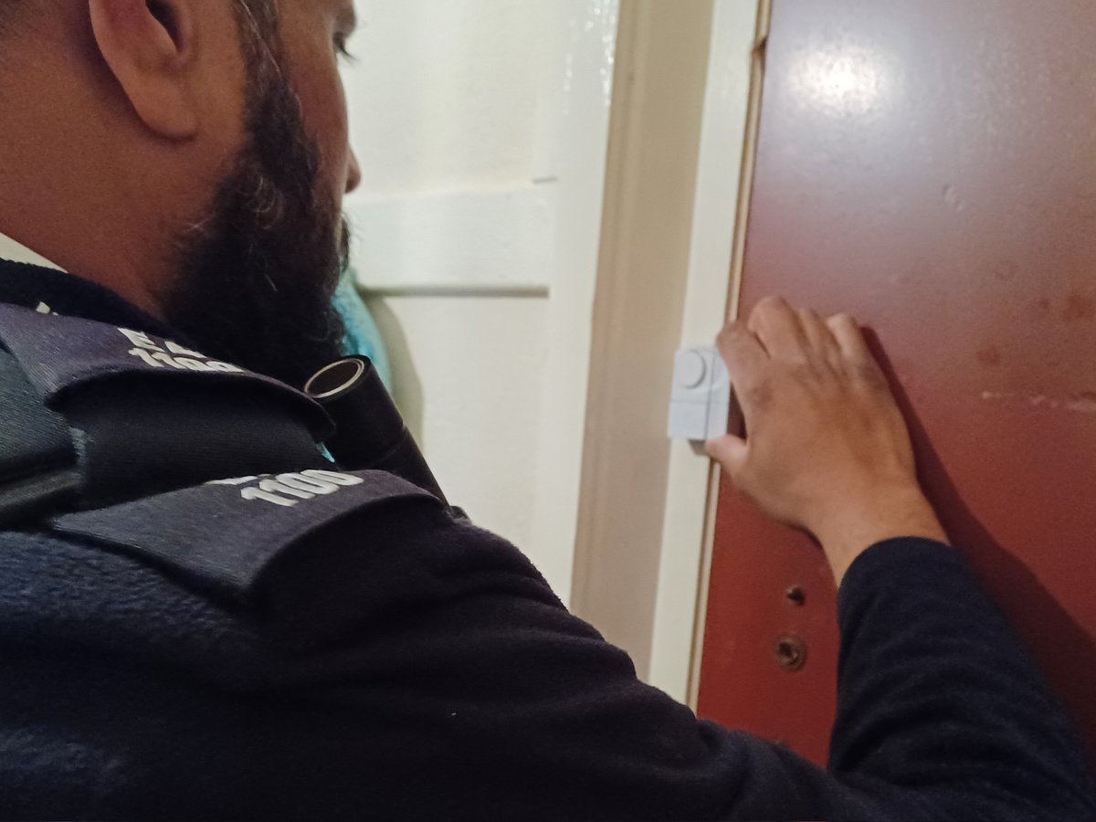 Helping to support and secure the homes of @MPSBecontree most vulnerable residents against burglary. #Dagenham #MyLocalMet @CllrDRodwell @essex_crime @lbbdcouncil @MPSBarkDag 1100EA