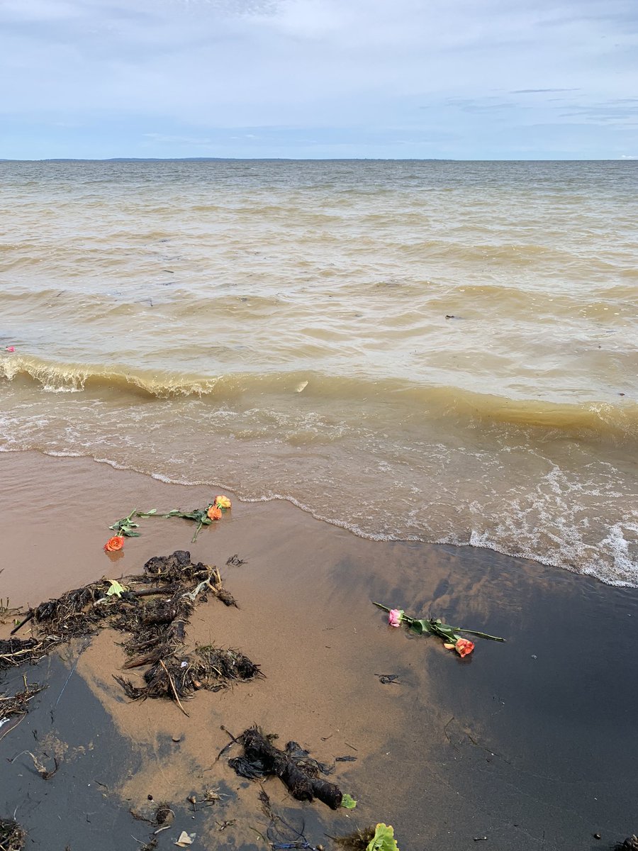 To commemorate #Kwibuka30, very moving ceremony at the Ggolo memorial, on the shores of Lake Victoria, where the bodies of 1,000s of victims of the genocide against the Tutsi were washed up. Heartbreaking testimonies, remembrance, sympathy & solidarity. @RwandainUganda @jrutabana