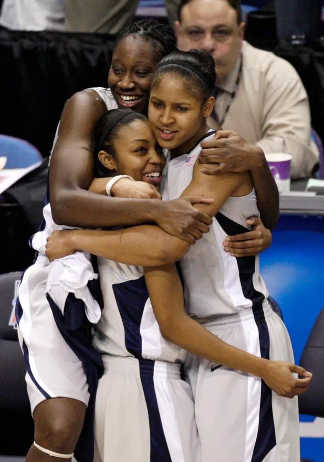 Maya Moore, Tina Charles, Renee Montgomery, and the rest of the 2008-09 UConn wbb team. They went (39-0) in 2009 and (39-0) again in 2010 to win back to back championships. 😮‍💨 #NCAAW