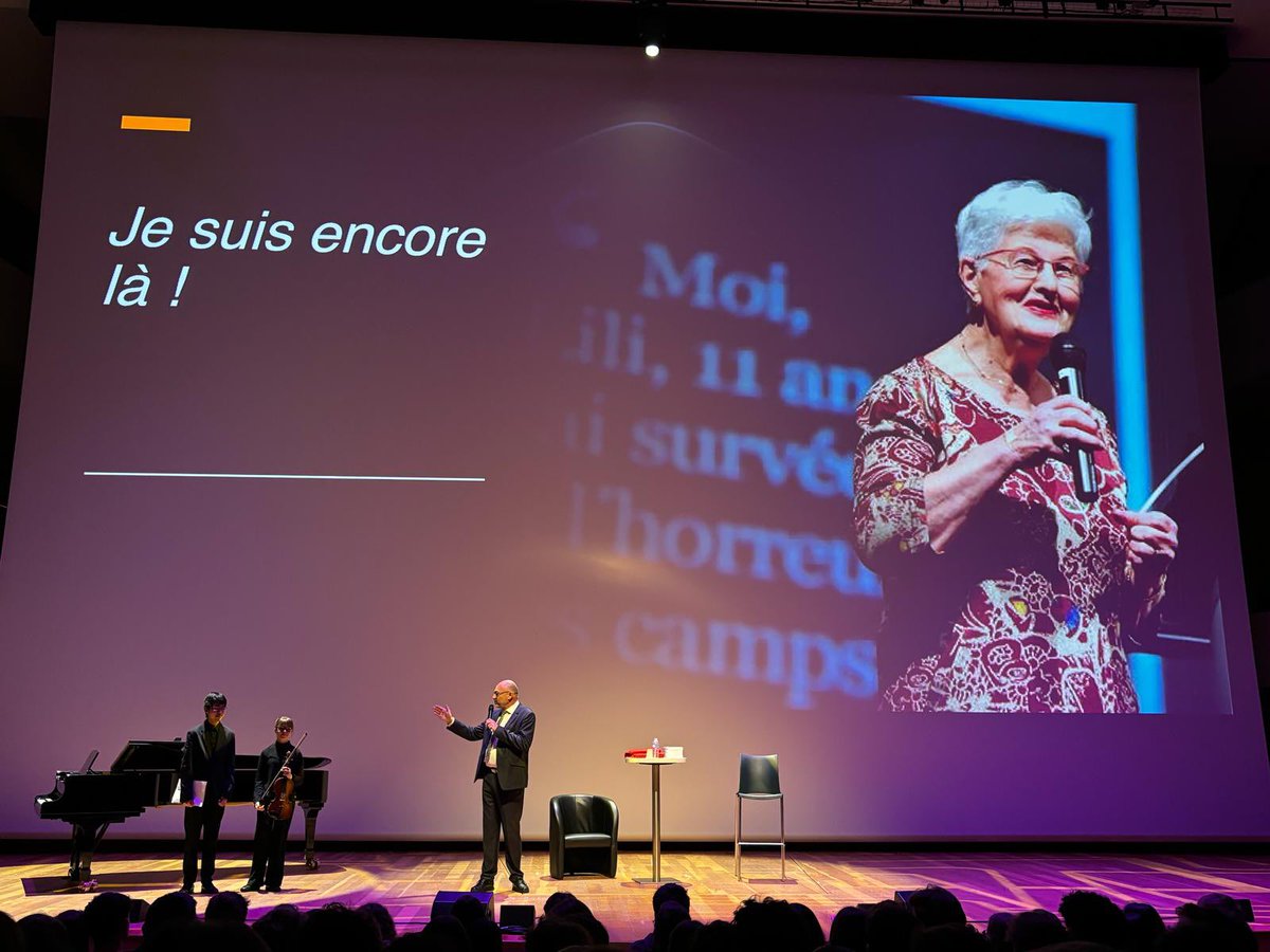 Dsden59's tweet photo. Olivier Cottet #dasen59 et @ClarisseStein #daasen auprès des 500 collégiens et lycéens du @departement59 qui ont assisté au témoignage de Mme Lili leignel, rescapée de la Shoah, ce vendredi à l’auditorium du Nouveau Siècle à Lille. #devoirdememoire #hommage @Dsden59 @AcLille https://t.co/Vt14ZQz5uL