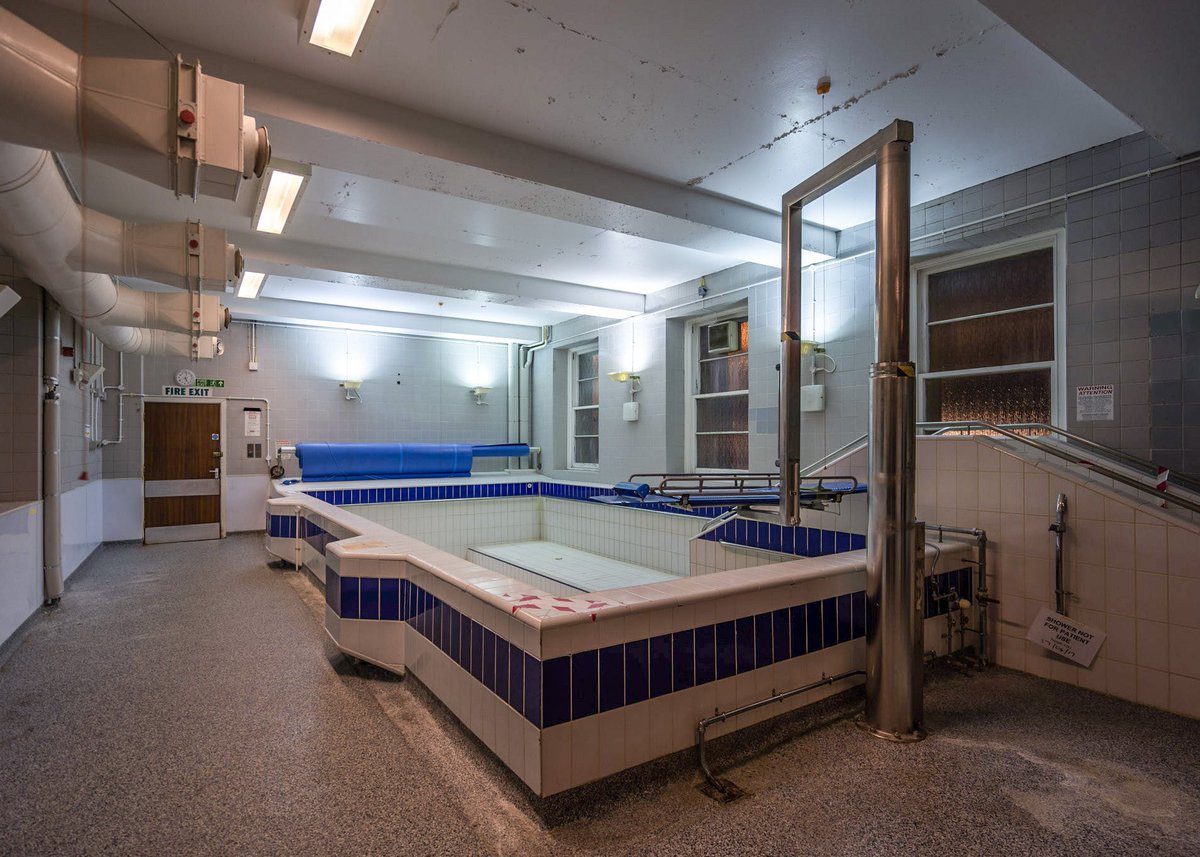 Drained hydrotherapy pool in an abandoned hospital. Visited in 2022. 
#abandoned #urbex #urbanexploration #photography
