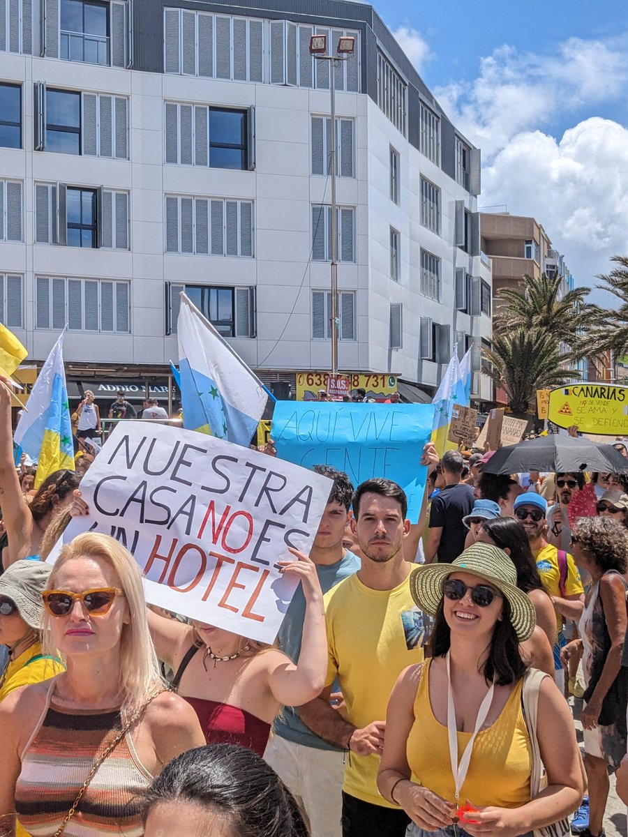 carnecrudaradio's tweet photo. #CanariasTieneUnLimite. Manifestación en Las Palmas de Gran Canaria. 
50.000 personas, según la organización. Se traslada el final de la marcha a otro punto porque no caben todas en el final previsto. https://t.co/SyqZ2EUnNV