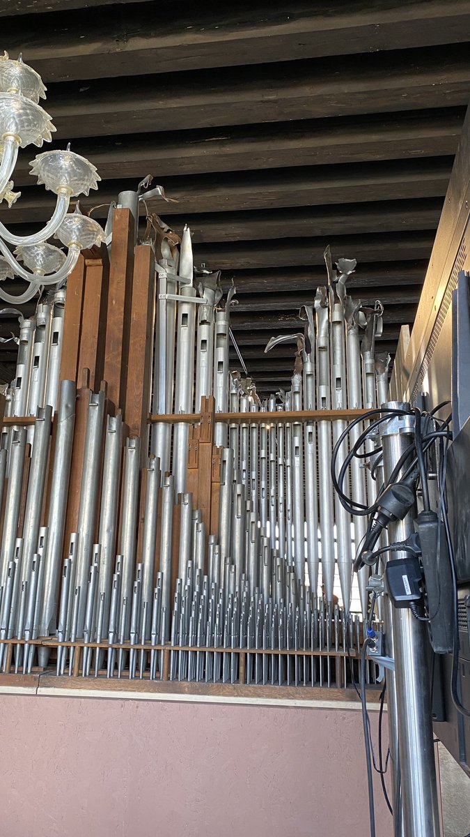 This working organ in one of the Ukrainian shows at the Venice Biennale has pipes made out of Russian missile casings. They’ve been collected and repurposed!