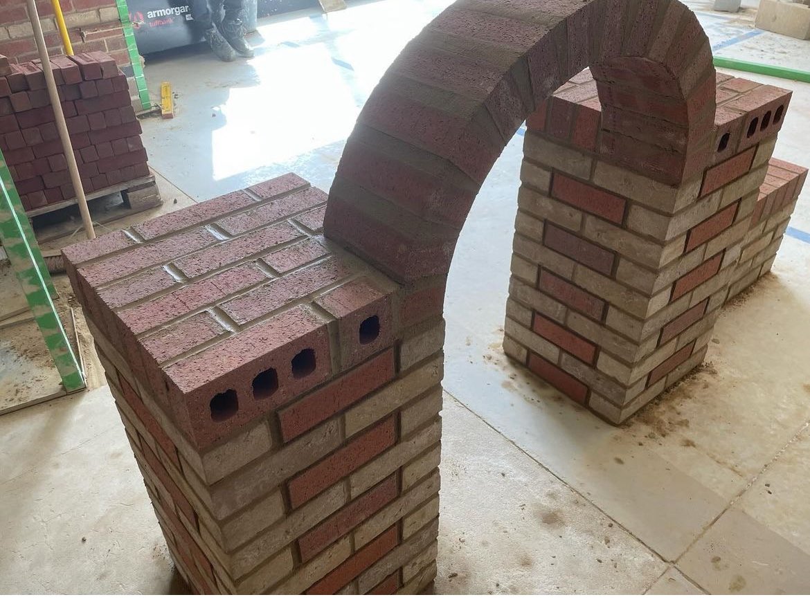 Some great skills on show by apprentice Morgan O’Sullivan at the Lee Marley Group Academy. After passing her check test that was very accurate! Morgan asked to build a Semicircular arch as a ‘Stretch an Challenge’ task to finish off a very successful Academy training block! 👌🏻🧱