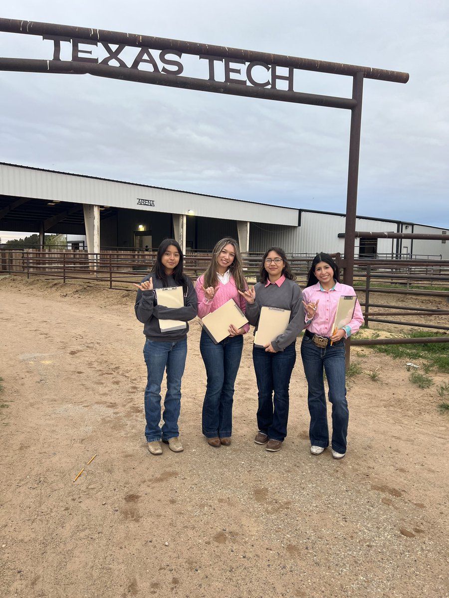 Good luck this morning to the state qualifying @FFA_Memorial horse judging team as they compete against the best of the best at Tx Tech today. 📋✅👏🏼and thank you @kwfluegel for getting the team there safely. 🚙@McAllenMemorial @Pride_Mustangs @ramjrcastillo @CassandraRRodr1