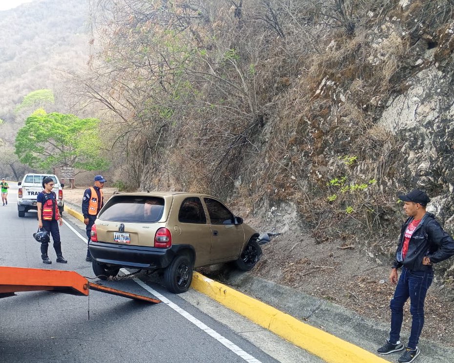 #Aragua #20abr 8:30 am Encunetamiento de vehículo en la curva de El Milagro #Maracay sin lesionados Ya la vía abierta 9am Cortesía SIRACS