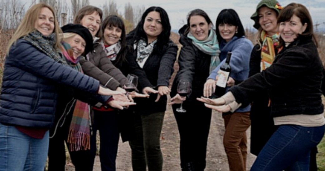 Charlamos con Alicia Caraballo, Pta de la Asociación #Mujeresdelaviña. Un grupo de pequeñas productoras de Mendoza que en 2020 elaboraron su primer vino y en este 2024 lograron exportar sus productos.
No te la pierdas! Escuchanos en AM 1190 o a través de la App