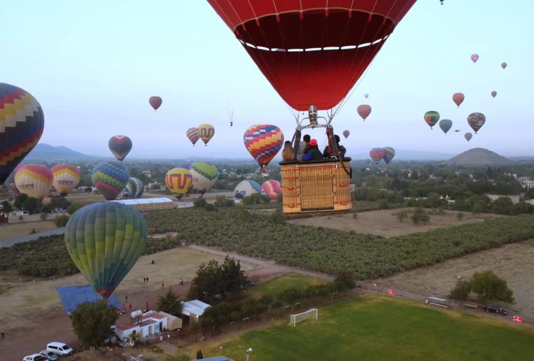 ¿Qué experiencias disfrutar el fin de semana en el #EstadoDeMéxico? 🏕️ Acampar en un parque ecoturístico. 🪖 Tirolesa en #Malinalco. 🥾 Senderismo en el Nevado de Toluca. ⛅️ Volar en globo aerostático en el #ValleDeTeotihuacan. #EstadoDeMéxico un destino hecho a mano 🙌🏻.